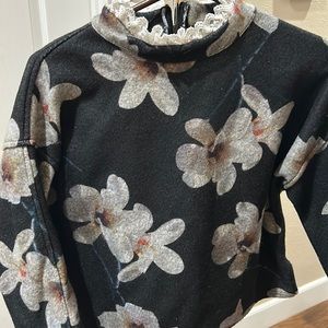 Flower turtle neck shirt
